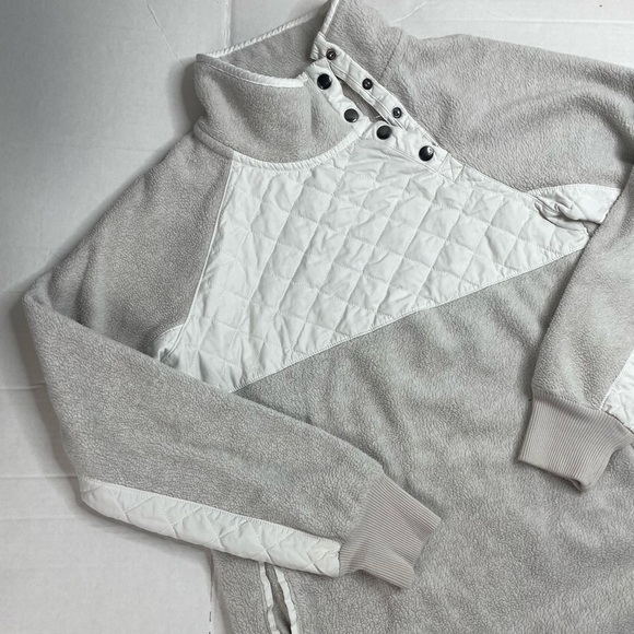 Abercrombie and Fitch Gray and White quilted Sleeve Sherpa - Picture 4 of 5